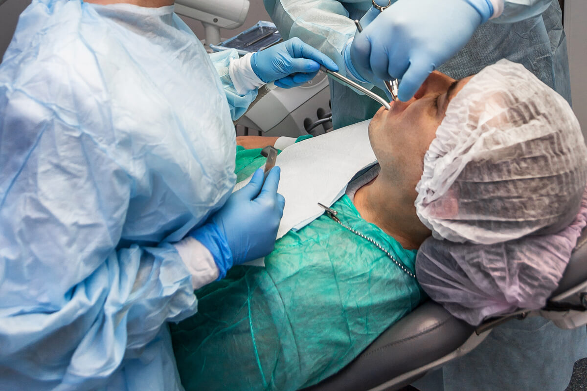 Удаление зубов и последующая имплантация